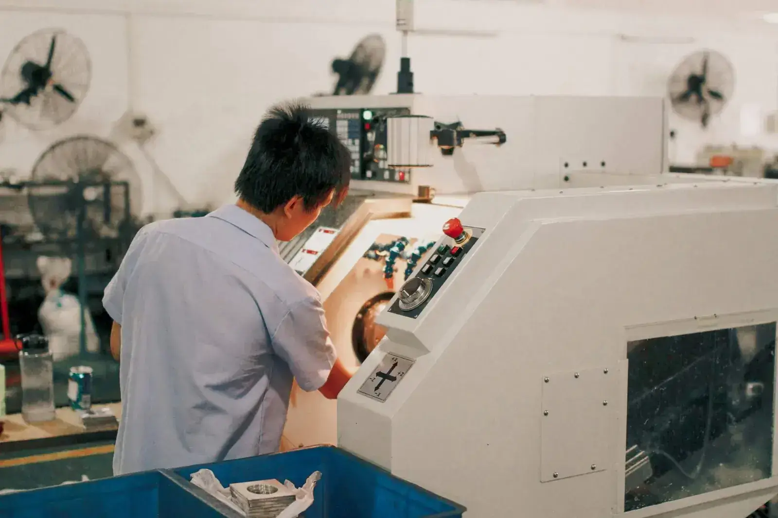 工作機械を操作する技術者